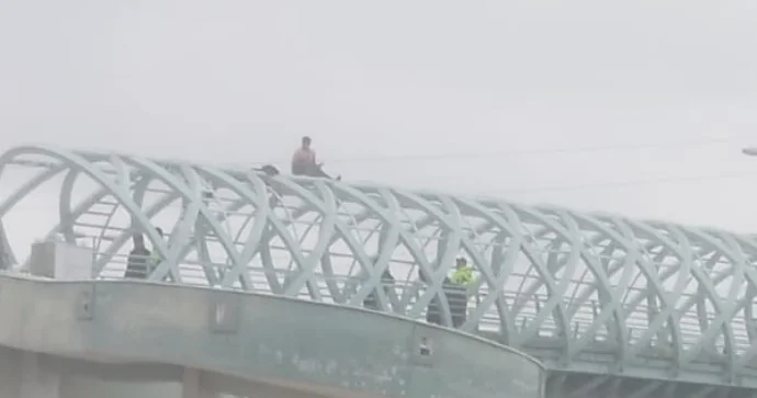 Bakıda inthara cəhd olunub: şəxs özünü yandırıb keçiddən atmaq istədi FOTO