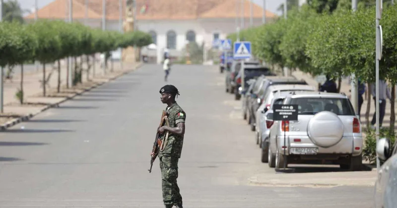 Qvineya Bisauda çevriliş edən hərbçilər komendant saatını ləğv edib