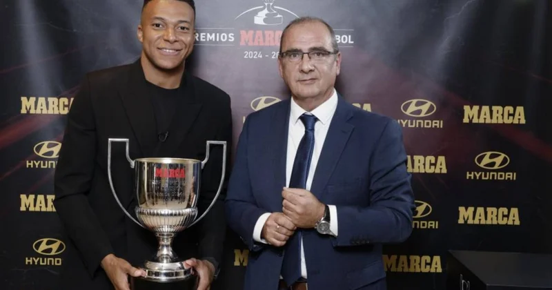 Mbappe mükafatını aldı