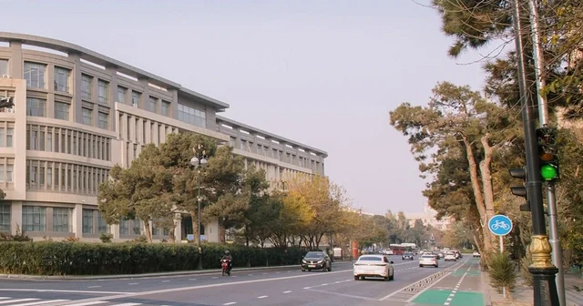 Parlament prospektində yeni piyada keçidi istifadəyə verilib