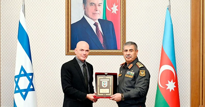 В Баку прилетел генерал Голд Minval Politika