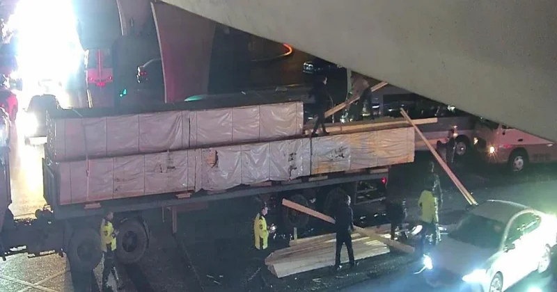 “20 Yanvar” dairəsində maşından yola dağılan yük sıxlıq yaradıb FOTO