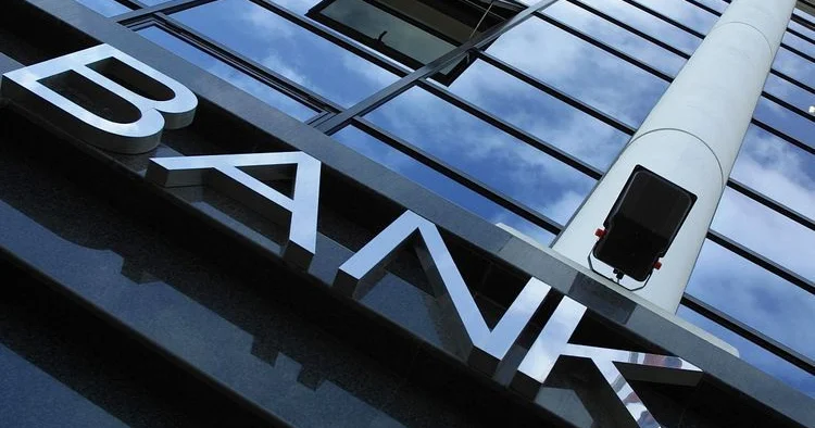 Vətəndaşlar banklarda pullarını ən çox hansı valyutada saxlayır?