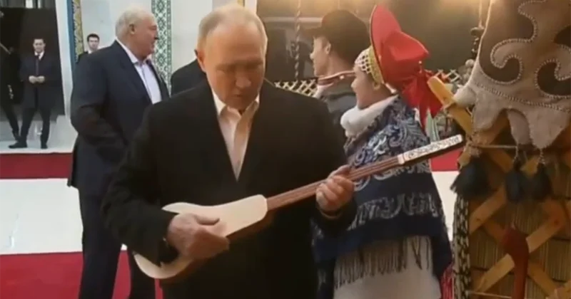 Putin qopuzda ifa etdi Video
