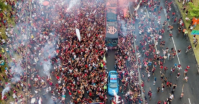 “Flamenqo” azarkeşləri komandanın avtobusuna daxil olub futbolçuları soyundurdular VİDEO