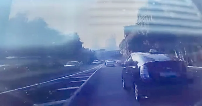 Başı telefona qarışan “Prius” sürücüsü qəzadan son anda yayındı VİDEO