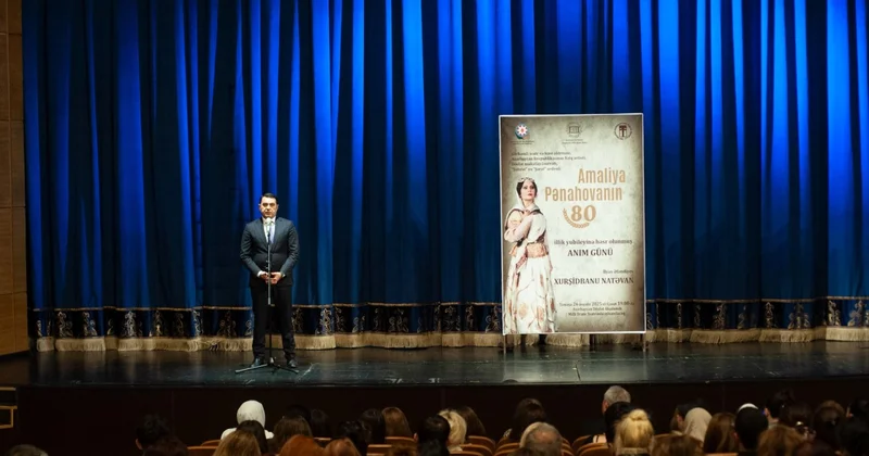 Adil Kərimli Xurşidbanu Natəvan tamaşasını izlədi FOTOLAR