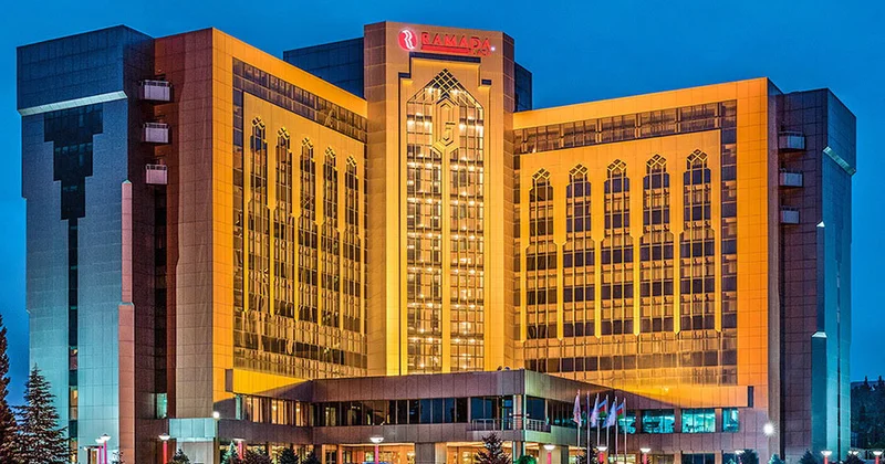 “Ramada Plaza” müştərilərinə “atıb”