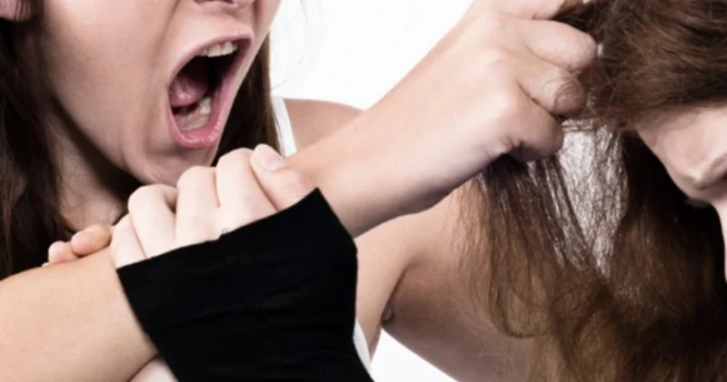 Qadın qonşusuna kəllə ilə zərbə vurdu, cəzalandırıldı