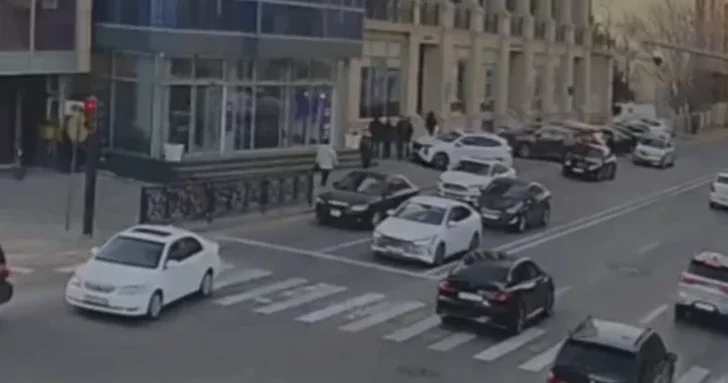 Дорожная полиция напомнила водителям правила остановки на перекрёстках при запрещающем сигнале