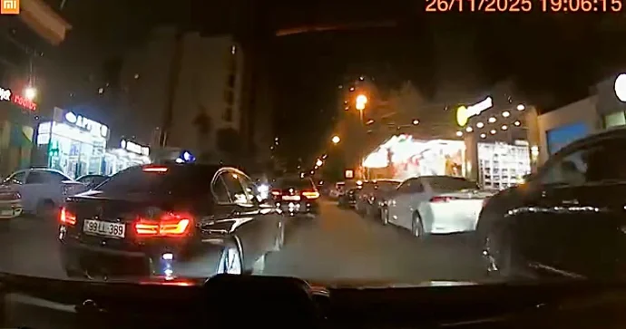 Əks yola çıxan sürücü qarşıdan gələn maşını görüb təhlükə yaratdı 99 LL 389 VİDEO