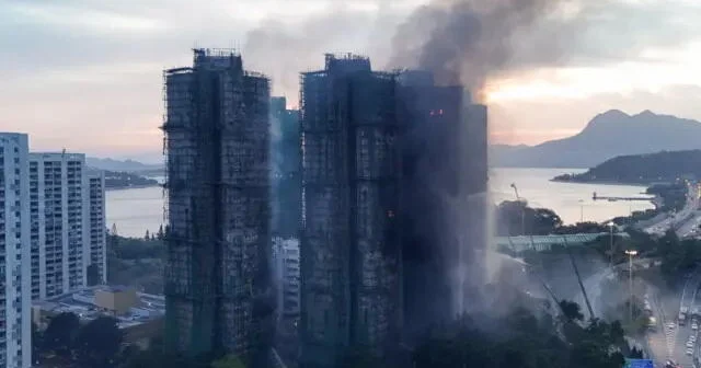 Сгоревший в Гонконге ЖК сняли на камеру с воздуха ВИДЕО