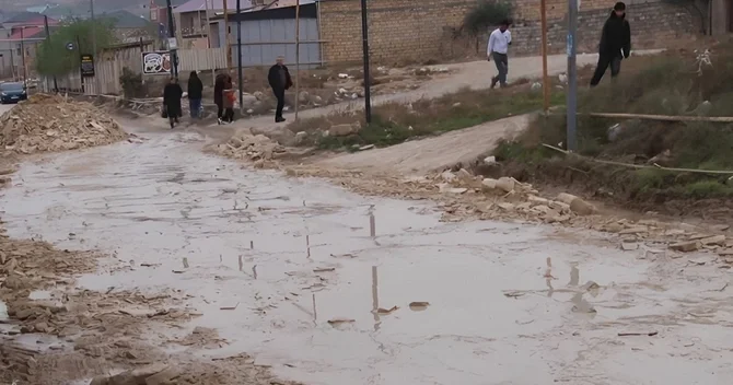 Şəfiqə Axundova küçəsində yaşayanlar yol problemindən şikayətçidirlər: Nə taksi gəlir, nə də təcili yardım