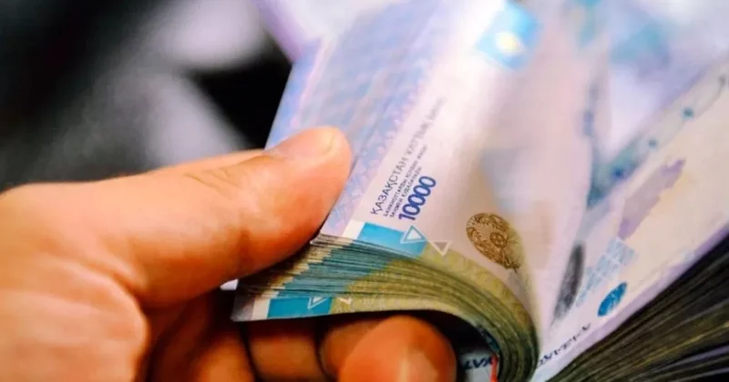 Qazaxıstanlılar kütləvi şəkildə dollar alırlar