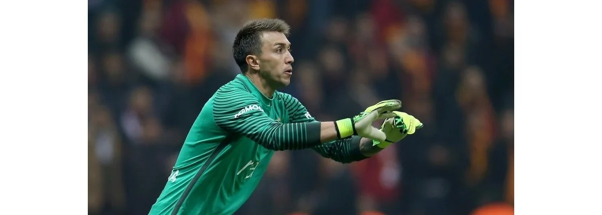 Fernando Muslera Qalatasaraydan gedir