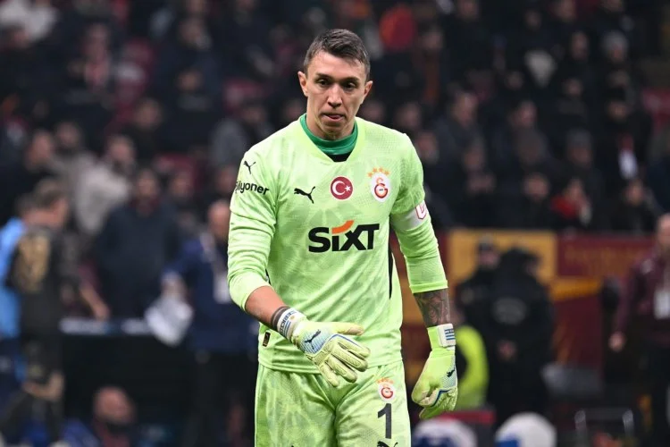 Muslera Qalatasaraydan ayrılmağa hazırlaşır