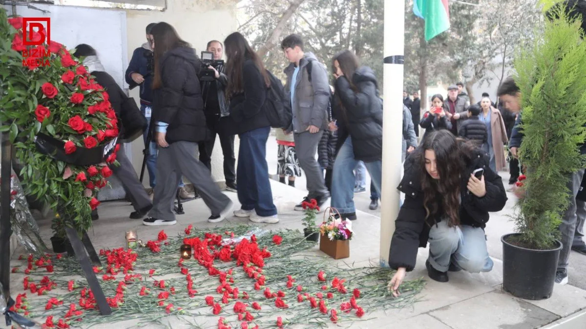 Mərhum pilot İqor Knyaşkinin xatirəsi yaşadığı binanın önündə belə yad olunur FOTO/VİDEO