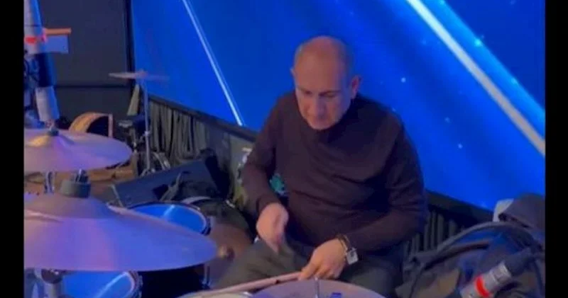 Paşinyan özü bəstələdiyi mahnıya nağara çaldı − Video