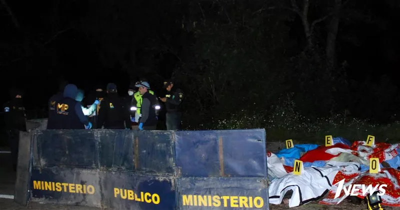 В Гватемале при падении автобуса в овраг погибли 15 человек