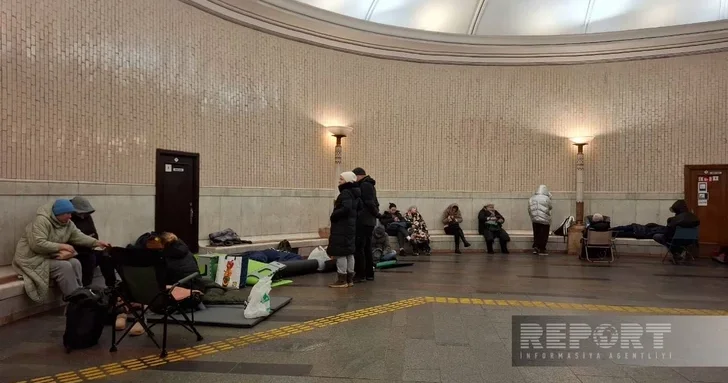 Метро вместо дома: как жители Киева пережили ночную атаку ВС РФ Фоторепортаж