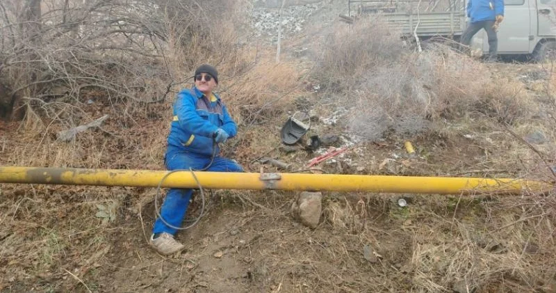 Qaz xəttinə çırpılan maşın aşdı FOTO