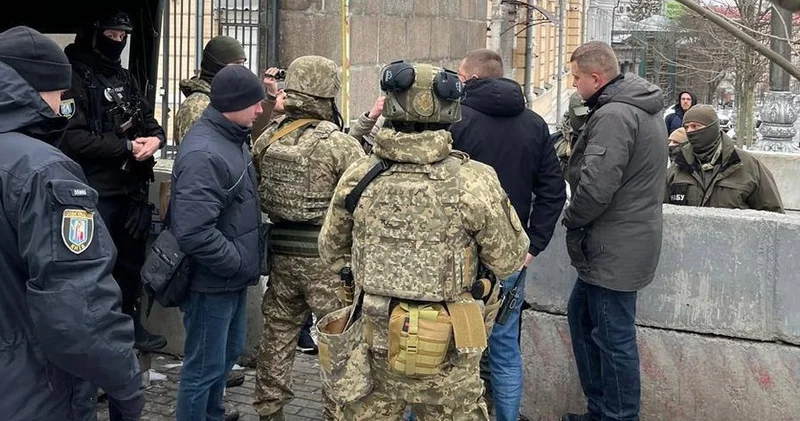 Сотрудники НАБУ проводят обыски в офисе партии Слуга народа