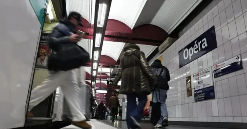 Серия вооруженных нападений в метро Парижа