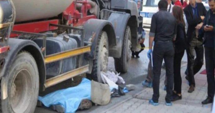 В Баку при наезде грузовика погибла женщина