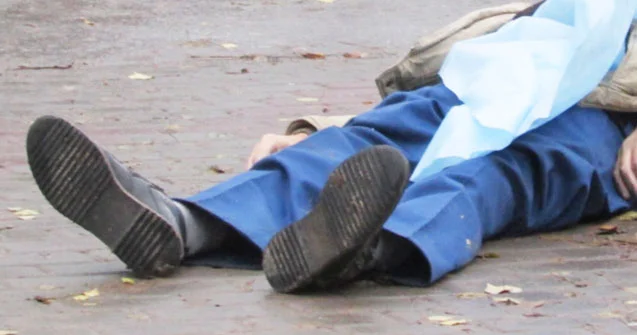 Əqli qüsurlu kişini tok YANDIRDI