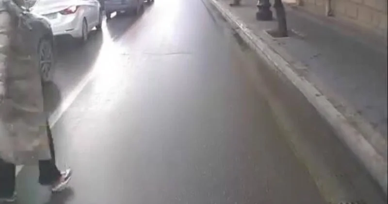 В Баку женщина едва не оказалась под колесами автобуса ВИДЕО