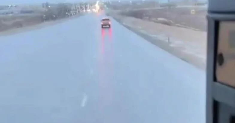 Автобус занесло на обледеневшей дороге ВИДЕО