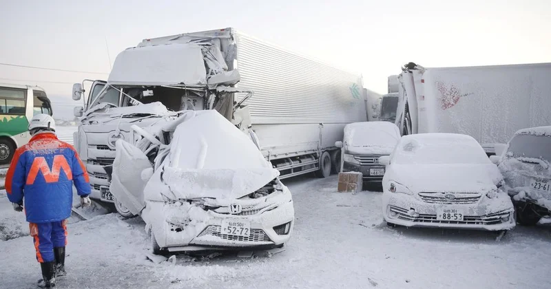 Faciə! 50 nəqliyyat vasitəsi toqquşdu, ölən və yaralanan var