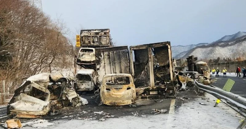 Yaponiyada magistral yolda 70 ə yaxın avtomobil toqquşdu − Ölənlər var