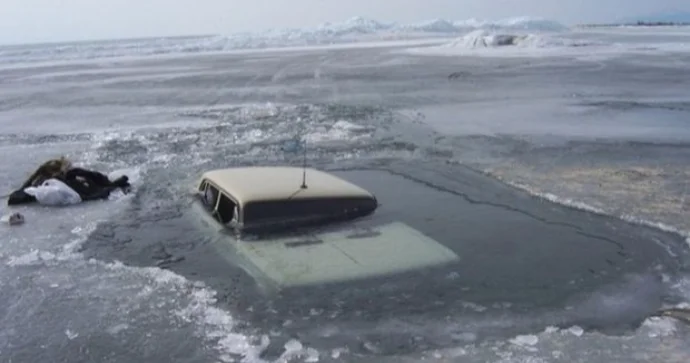 Avtomobil buzun altına düşdü: Ölənlər var