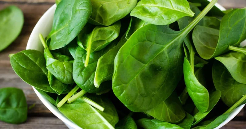 İspanaqdakı qum və palçığı yox edən təəccüblü üsul: 1 qaşıq bəs edir