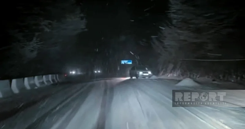 Qərb bölgəsində güclü qar yağışı nəqliyyatın hərəkətini çətinləşdirib