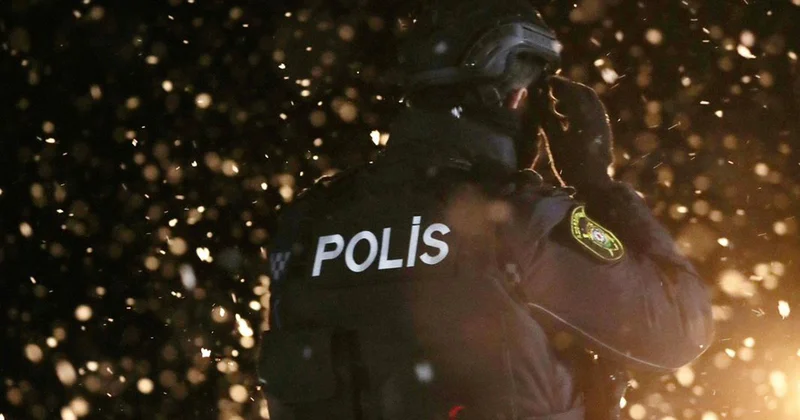 Polis şaxtalı havada ehtiyacı olanlara gecə də kömək edir Video