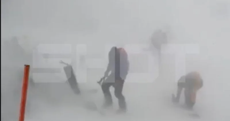 Снежная буря накрыла горнолыжный курорт в Японии ВИДЕО