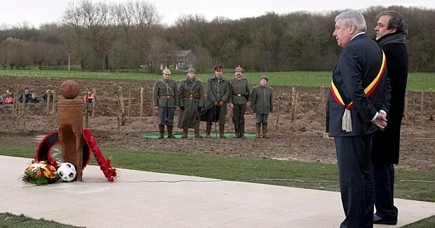 Və sonra onlar futbol oynadılar...