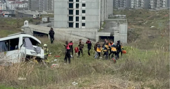 İstanbulda avtobus dərəyə aşdı: Ölən var FOTO