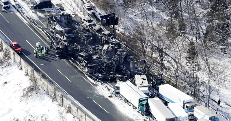 50 avtomobil bir birinə girdi, 17 maşın yandı: ölənlər var VİDEO