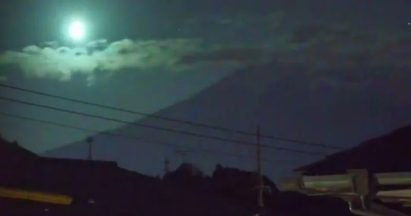 Яркий метеор осветил ночное небо над Японией ВИДЕО