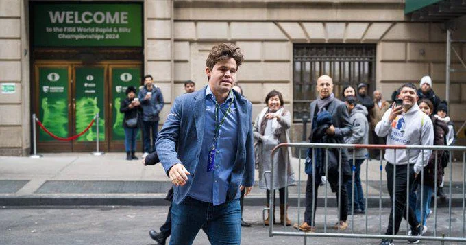 Karlsen dünya çempionatının açılışına gecikdi, FİDE prezidentini gözlətdi VİDEO