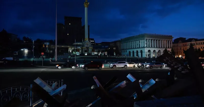 Минэнерго Украины: Более 500 тыс человек остаются без света в Киеве и области