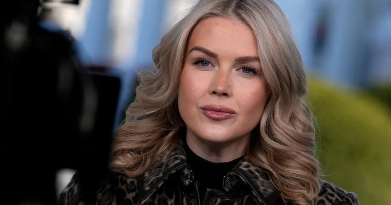 Ağ Evin mətbuat katibi hamilə olduğunu açıqladı...