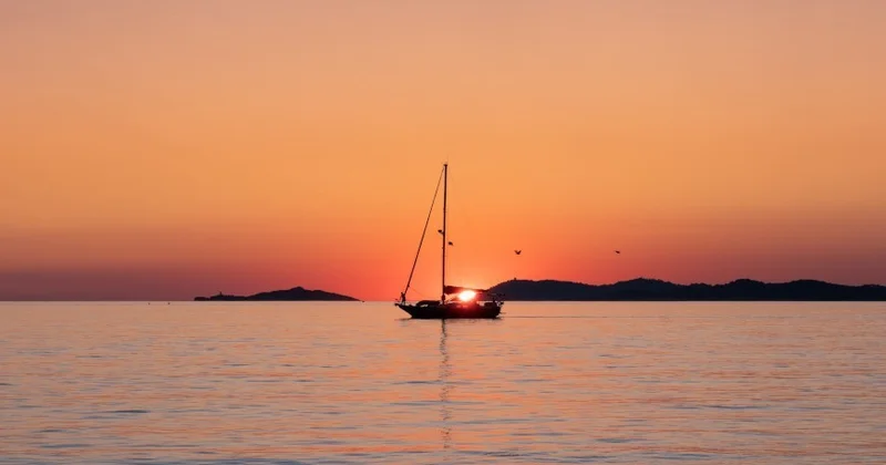 Семья из Испании пропала после крушения лодки у берегов Индонезии