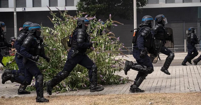 Полиция Парижа задержала 40 человек за использование фейерверков