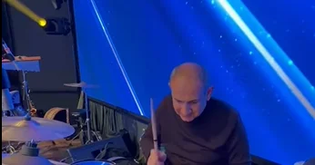 Paşinyanın şeirinə mahnı yazıldı, özü də zərb alətində çaldı