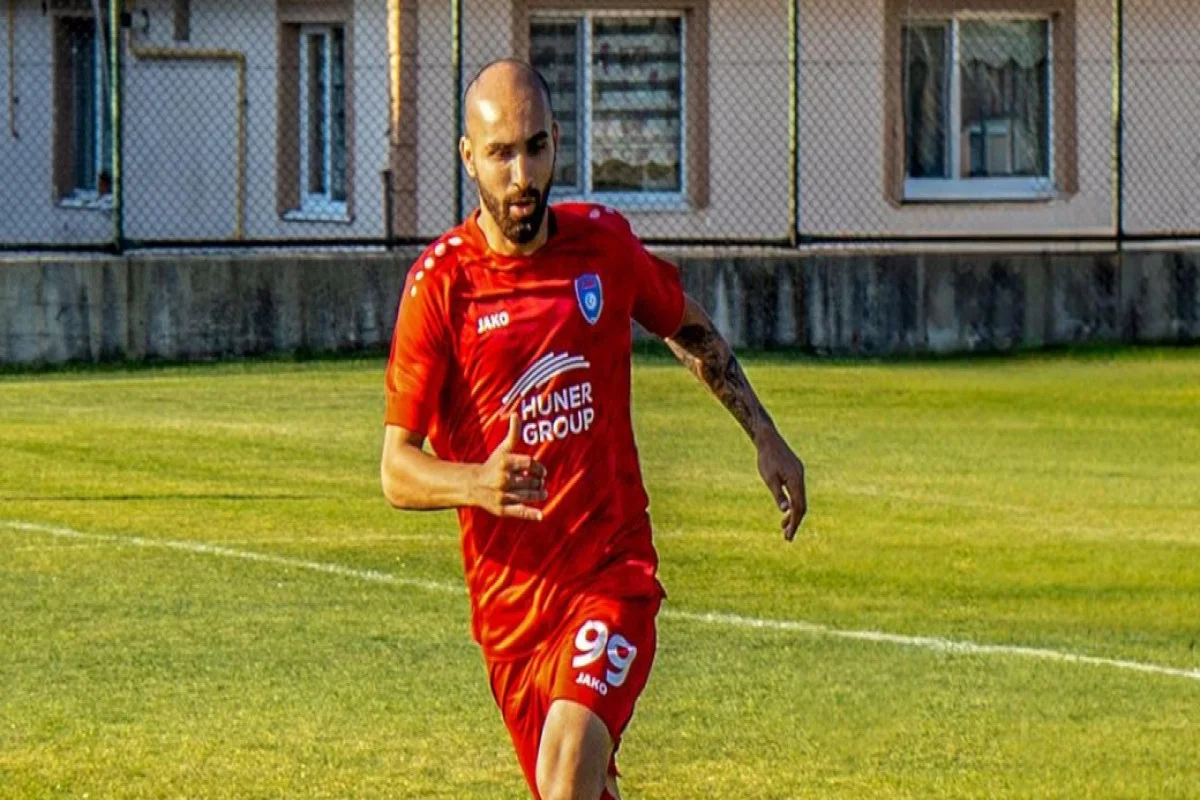 Şahruddin o epizodda topu istədiyi kimi uzaqlaşdıra bilmədiyi üçün belə narazılıq edirdi