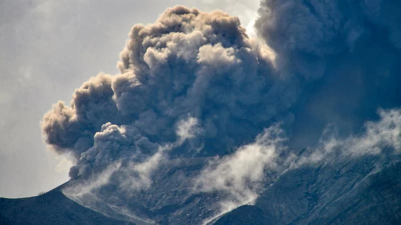 Semeru vulkanı püskürüb